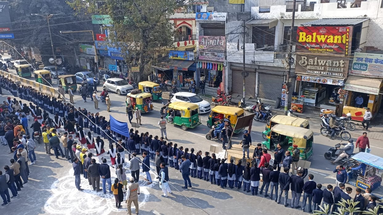 Netaji Subhash Chandra Bose Birth anniversary: Students formed six kilometer long human chain