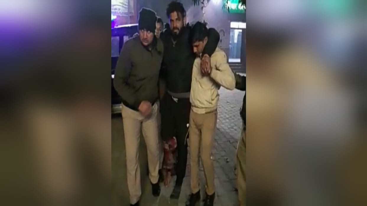 Saharanpur News: A 25 thousand prized accused arrested and injured in an encounter by police