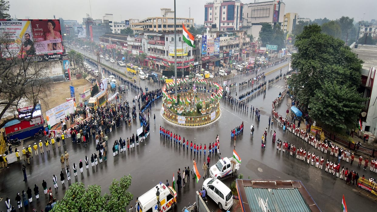 In a radius of 40 km a human chain was formed, giving the message of road safety.