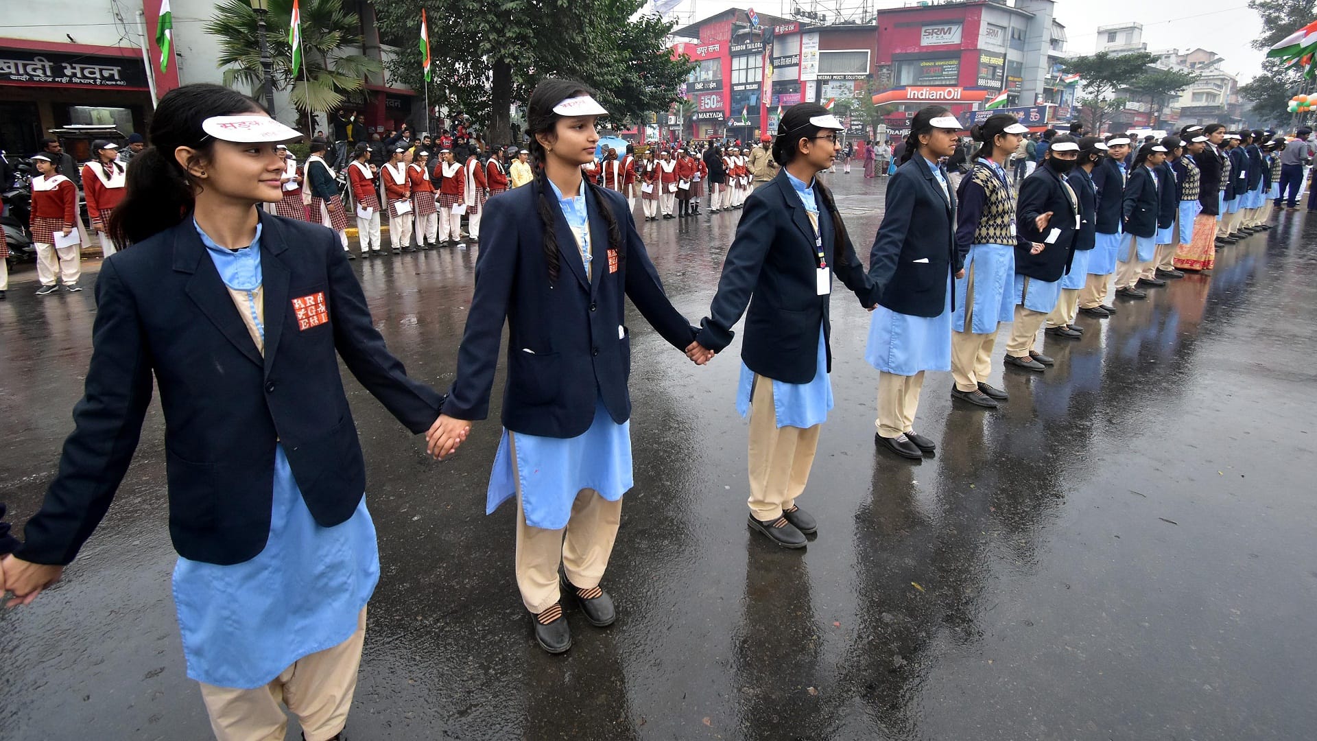 In a radius of 40 km a human chain was formed, giving the message of road safety.
