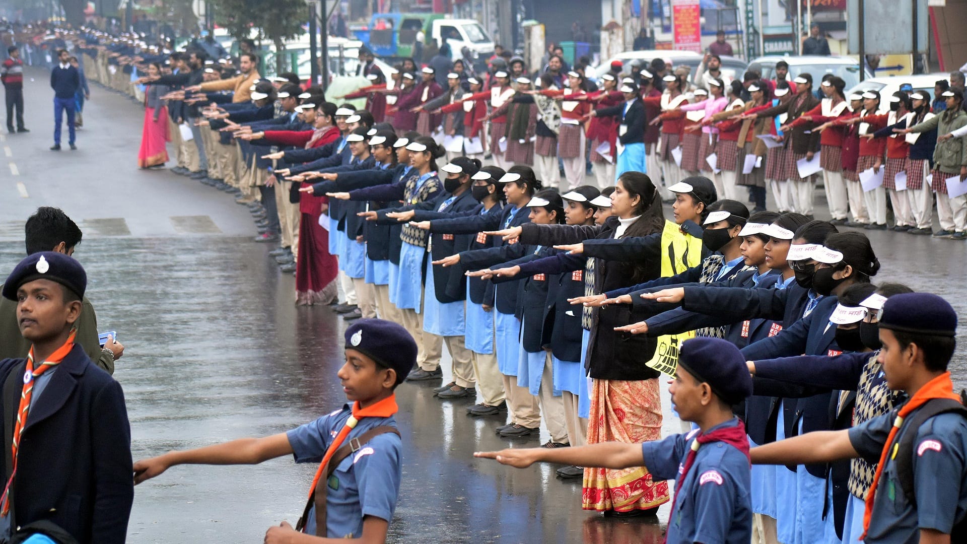 In a radius of 40 km a human chain was formed, giving the message of road safety.