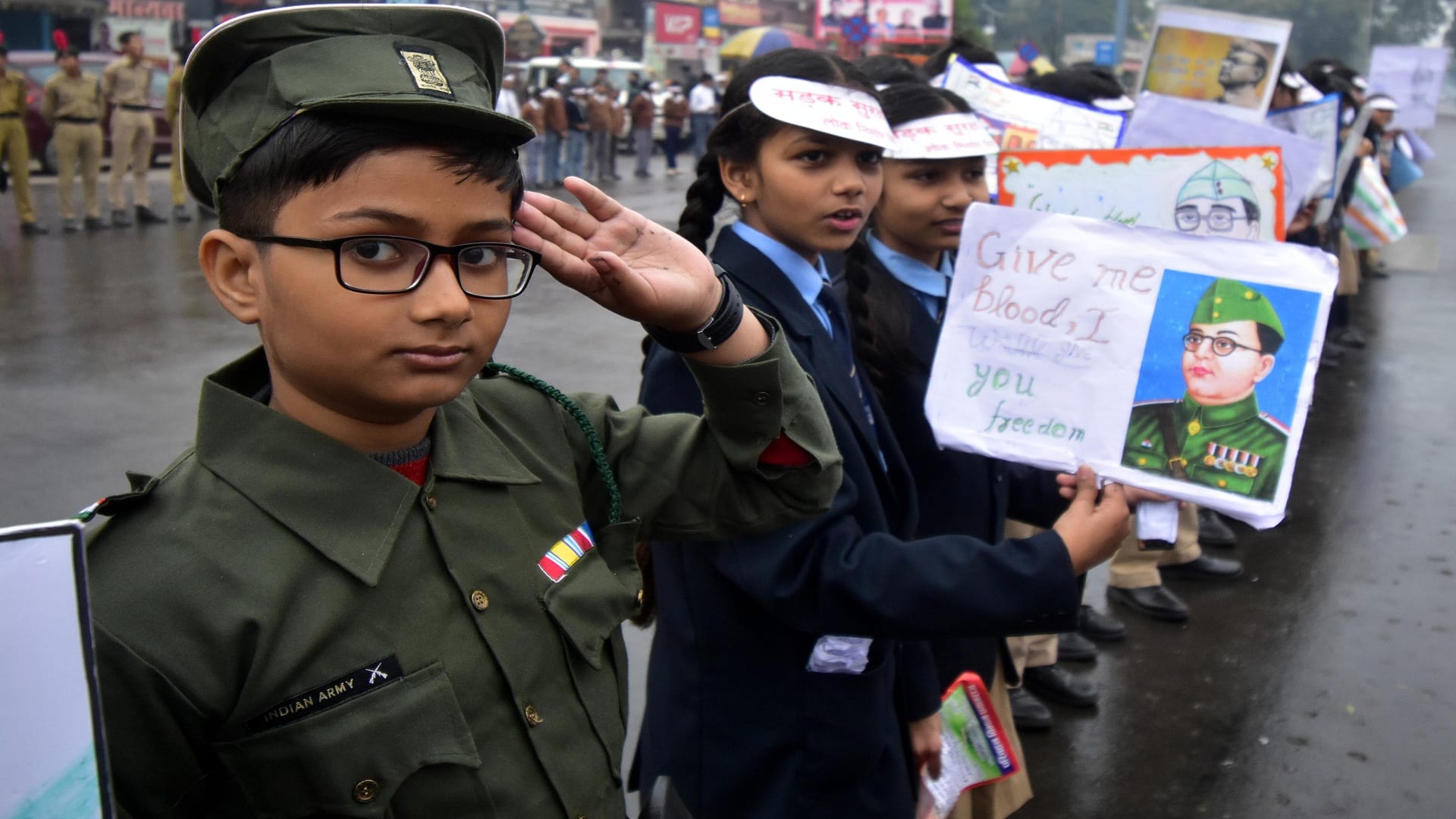 In a radius of 40 km a human chain was formed, giving the message of road safety.