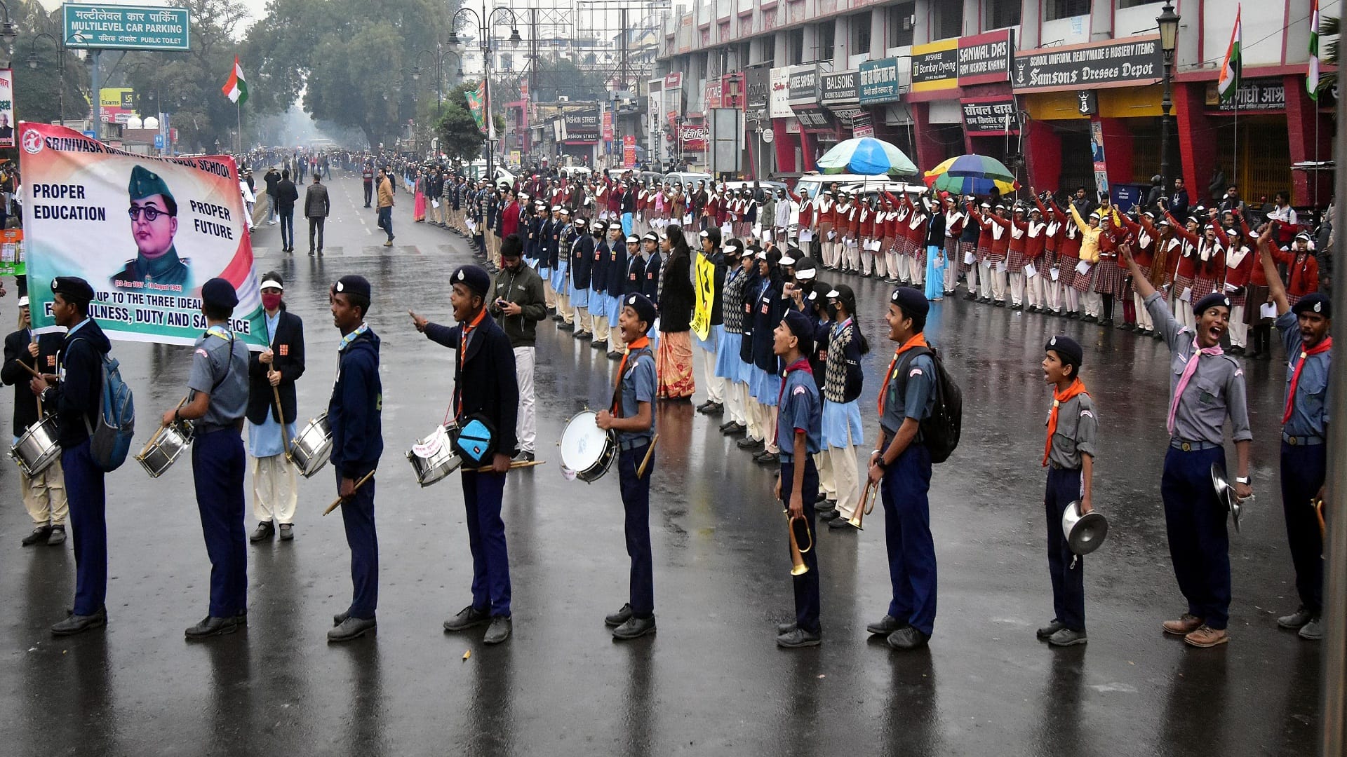 In a radius of 40 km a human chain was formed, giving the message of road safety.