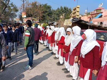 Netaji Subhash Chandra Bose Birth anniversary: Students formed six kilometer long human chain