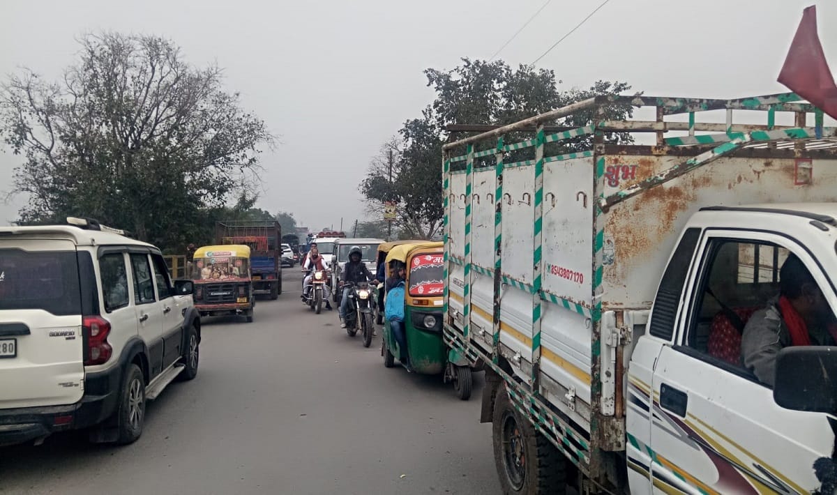 Heavy traffic jam on Rajghat bridge varanasi commuters in troubled