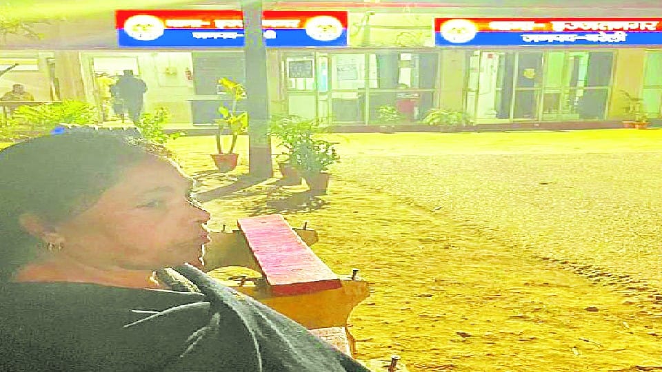 lady inspector beat the mother-in-law of her daughter in bareilly