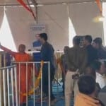 योगी की वेशभूषा वाले शख्स और पुलिस के बीच झड़प