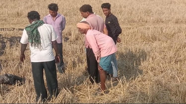 शराब पिलाकर युवक को जिंदा जला दिया: लात-घूंसों से पीटा, बेहोश हुआ तो पैरावट में डालकर लगा दी आग; तीन गिरफ्तार खेत में जला हुआ शव मिलने की सूचना पर पहुंचे ग्रामीण।