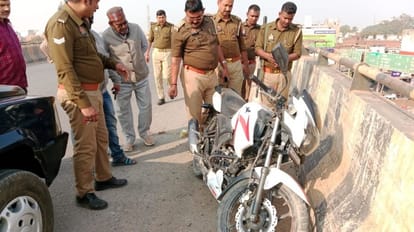 राबर्ट्सगंज में बड़ा हादसा: फ्लाईओवर से गिरकर बाइक सवार युवक की मौत, इसी जगह पर पहले भी हो चुकी है कई मौतें फ्लाईओवर से गिरकर बाइक सवार युवक की मौत