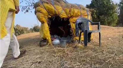 शर्मनाक: कुष्ठ रोग पीड़ित जिंदा पिता को गांव के बाहर श्मशान में पहुंचाया, घर में रहने पर ग्रामीणों को था एतराज झोपड़ी के अंदर बुजुर्ग