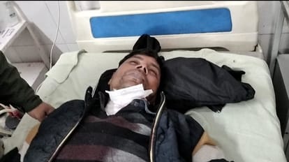 UP: मुरादाबाद में कचहरी में चोरी के आरोपी ने अपनी गर्दन पर मारा ब्लेड, पुलिसकर्मियों में मची अफरा-तफरी अस्पताल में भर्ती घायल