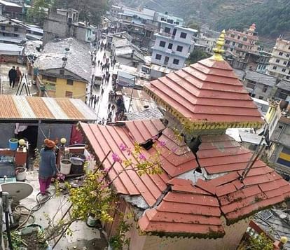 नेपाल के बझांग जिले के सदर मुकाम चैनपुर के बीच भूकंप से क्षतिग्रस्त मंदिर। संवाद