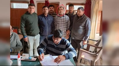 Deoria News: रुद्रपुर तहसील का राजस्व लिपिक ले रहा घूस, रंगेहाथ गिरफ्तार पुलिस की गिरफ्त में आरोपी।