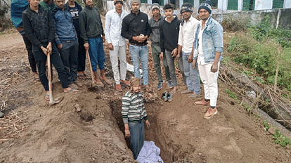 Hathras News: कर्ज लेकर खरीदी थी भैंस, दूध बेचकर करता था गुजारा, गिरी आकाशीय बिजली, भैंस-कटरा जलकर राख पशु की लाश को दफनाता किसान