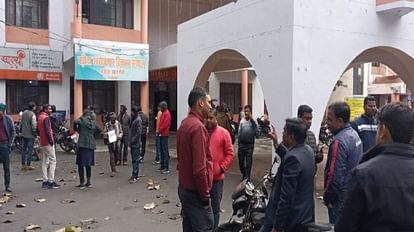 Earthquake: बरेली, पीलीभीत और लखीमपुर खीरी में भूकंप के झटके, घरों और दफ्तरों से बाहर निकले लोग पीलीभीत मे विकास भवन के बाहर खड़े लोग