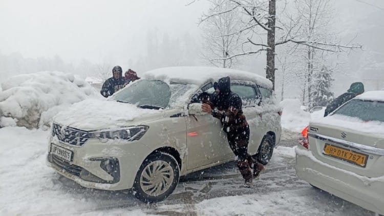 मनाली के समीप बर्फबारी।