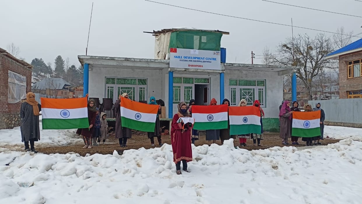 New Kashmir: Kashmiri women are preparing tricolor in Kupwara, republic will be celebrated