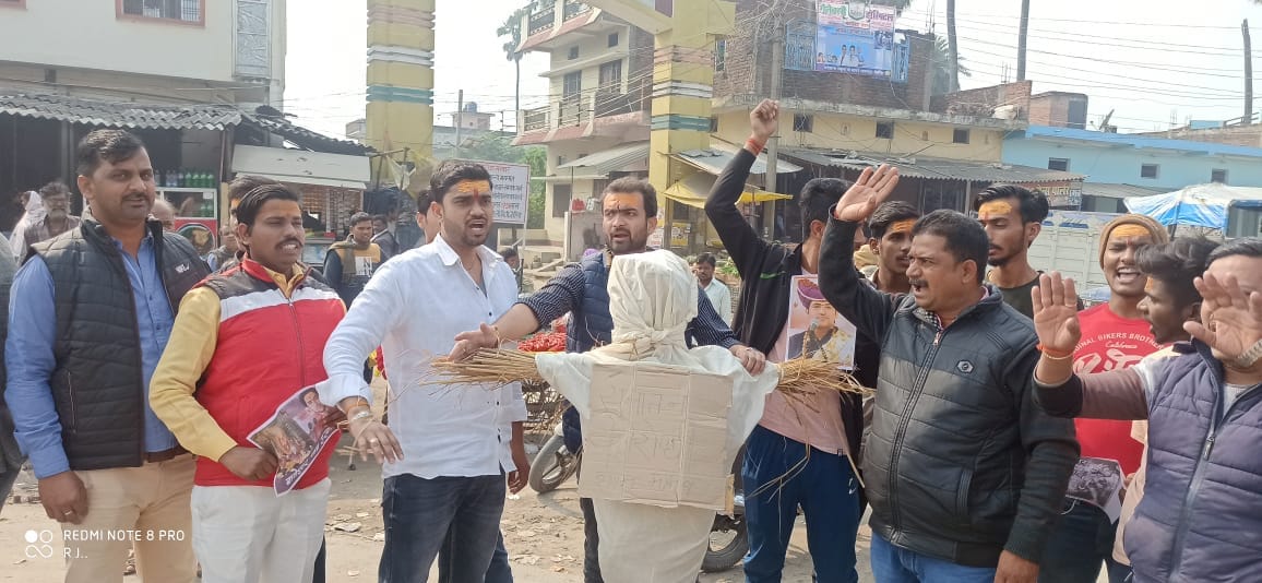 Effigies of those who made wrong comments on Mahant were burnt