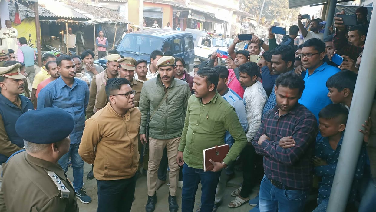miscreants looted customer service center in kushinagar