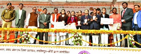 Union minister honored girl students