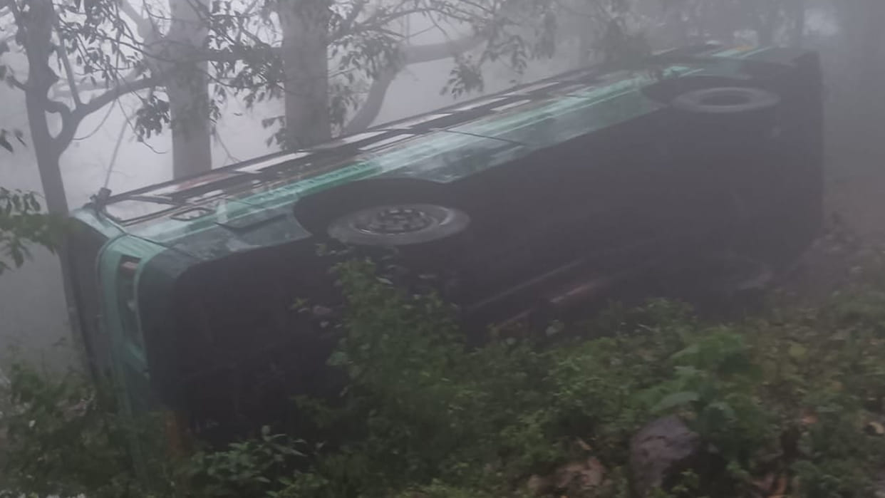 Tamil Nadu 15 people were injured in an accident where government bus overturned in Sirumalai hill Updates