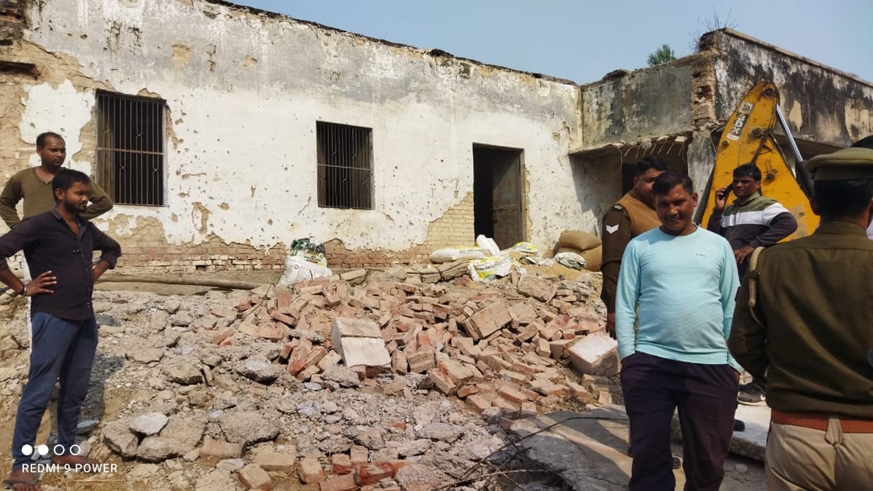The balcony of the government school fell heavily, three youths were buried, one died, there was a stir