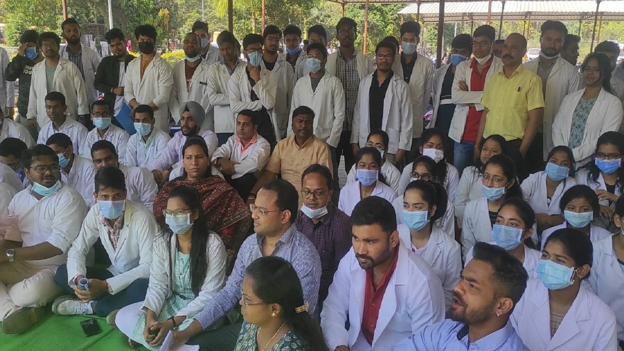 bjp leader kedar kashyap reached jagdalpur medical college in support of striking doctors