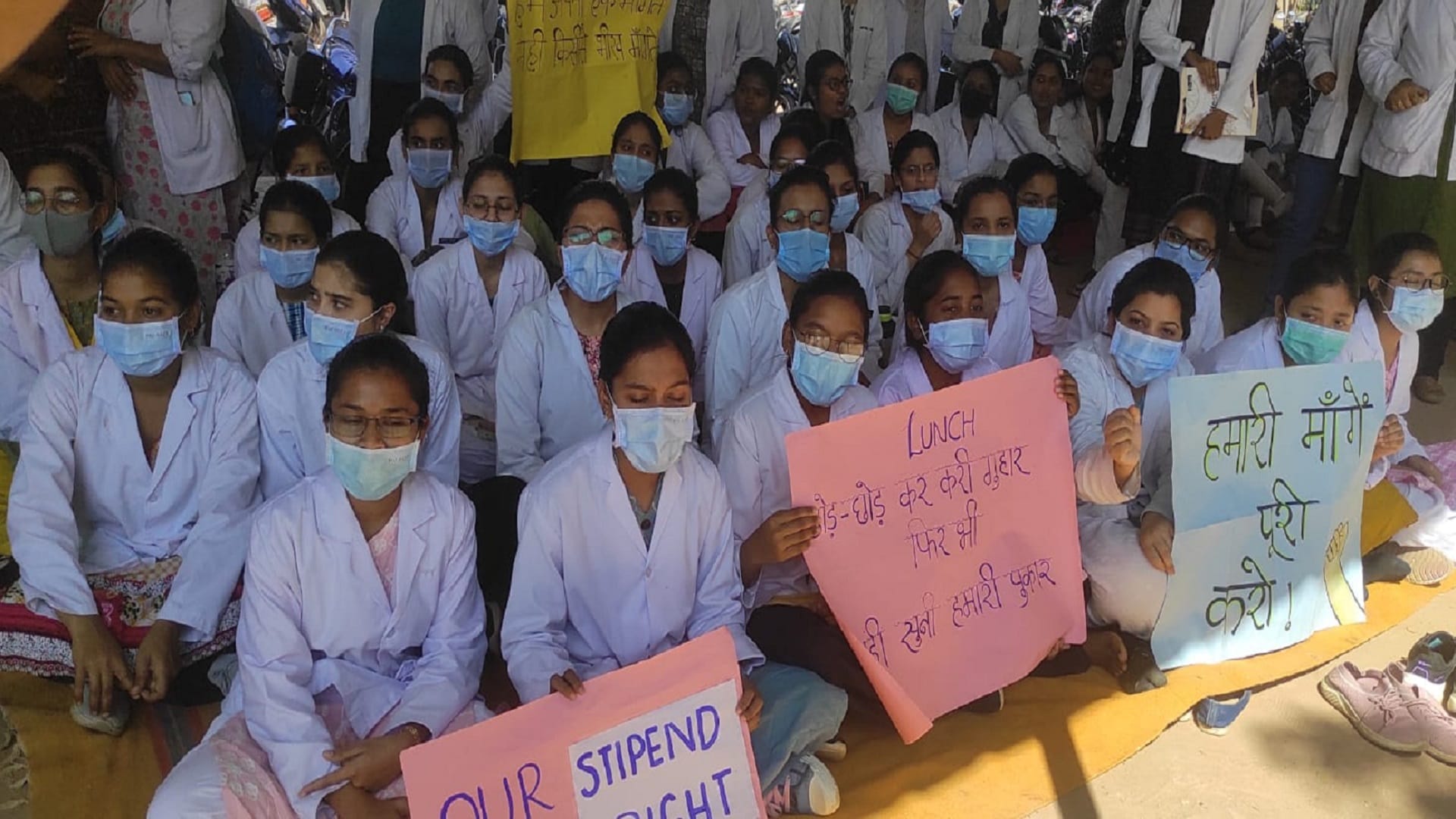bjp leader kedar kashyap reached jagdalpur medical college in support of striking doctors