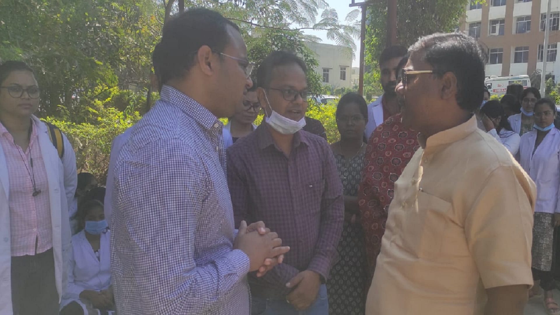 bjp leader kedar kashyap reached jagdalpur medical college in support of striking doctors