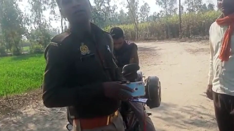 Constable beat up youth for making a video asking for money in Shahjahanpur