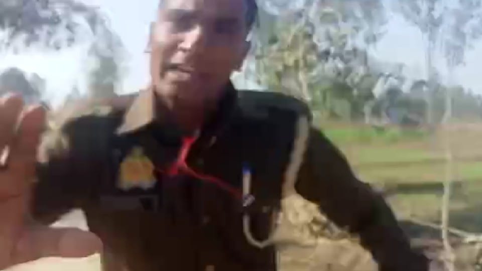 Constable beat up youth for making a video asking for money in Shahjahanpur