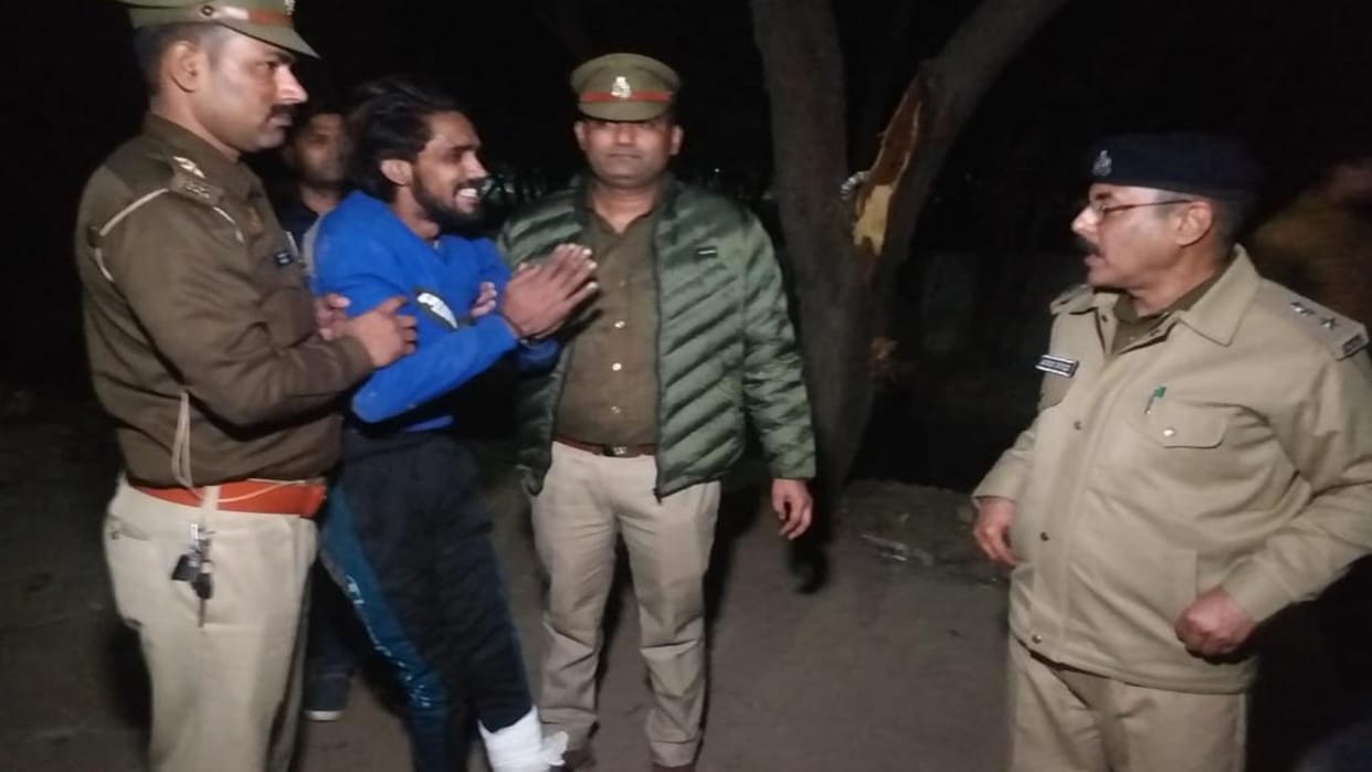 Noida encounter of police and vehicle thief criminal pleads for life and leav