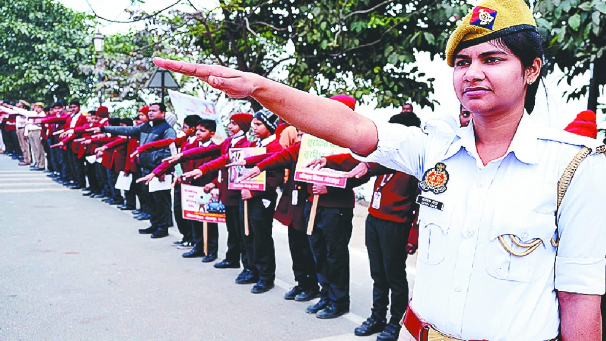 10197 people formed a human chain to raise awareness about road safety
