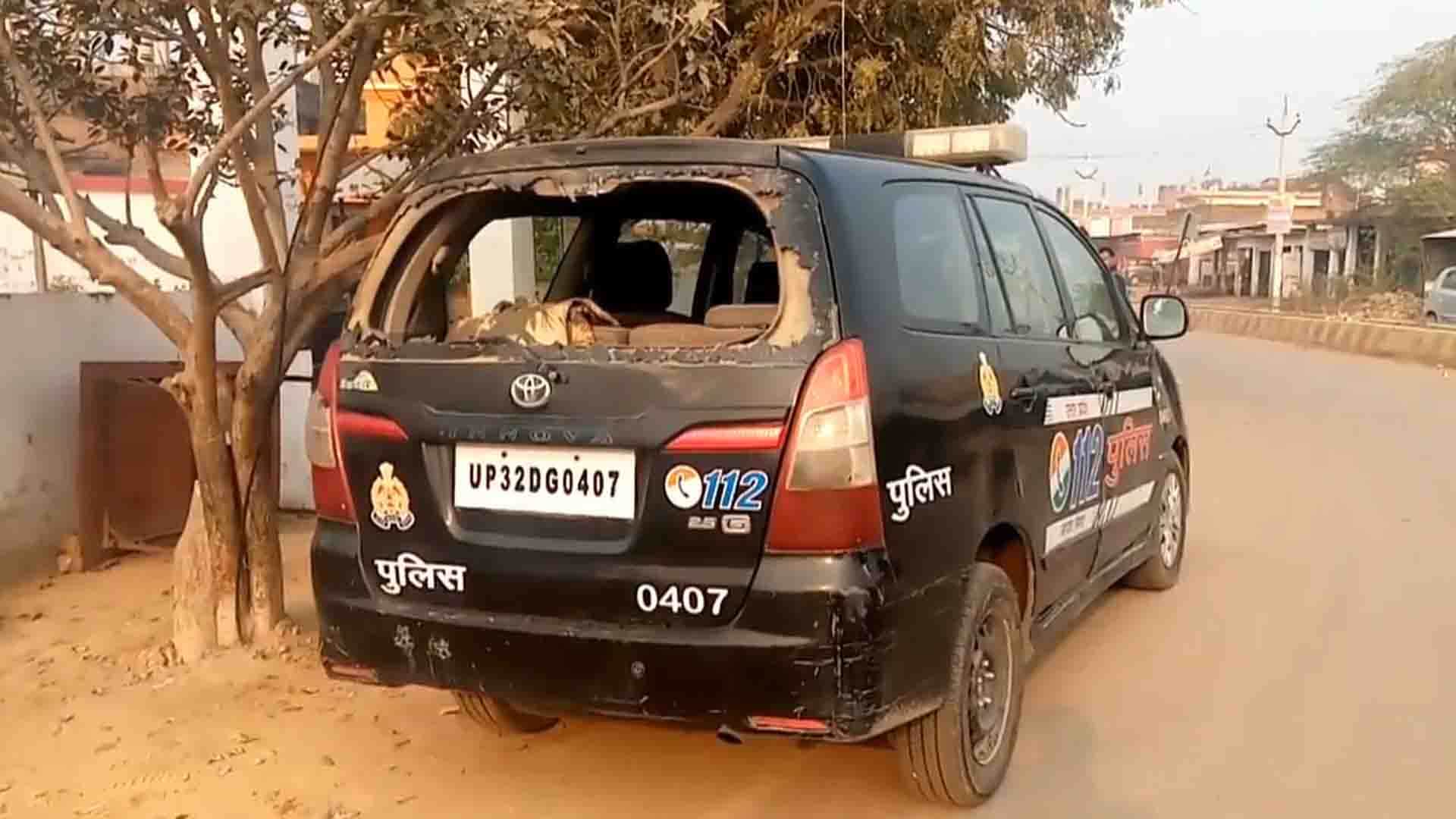 पीआरवी का शीशा टूटा