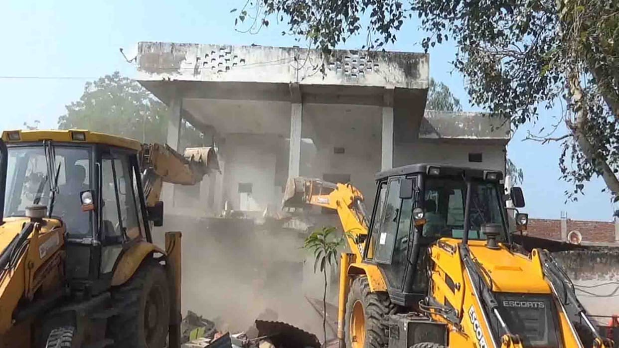 Chitrakoot: Bulldozer run into gangster accused house