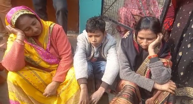 Fed up with the quarrel between the two wives, the husband gave his life