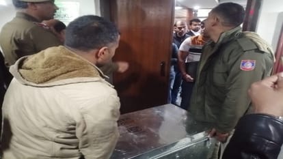 कोर्ट में चार्जशीट दाखिल करने पहुंची पुलिस
