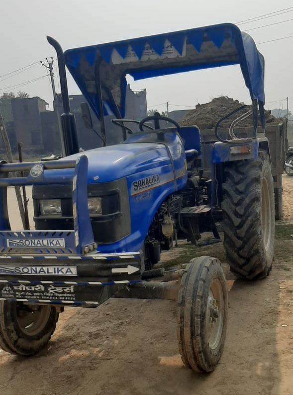 Soil laden tractor-trolley seized without number