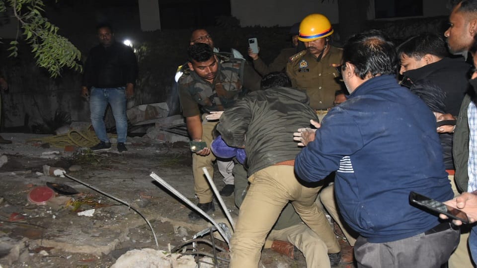 Lucknow Building collapses on Wazir Hasan Road