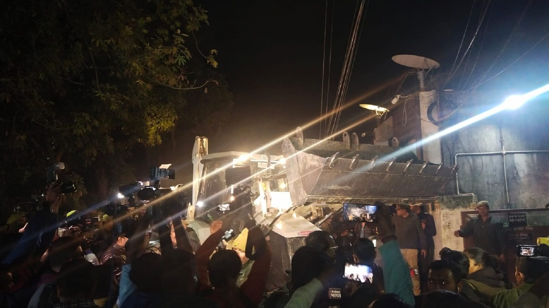 Lucknow Building collapses on Wazir Hasan Road
