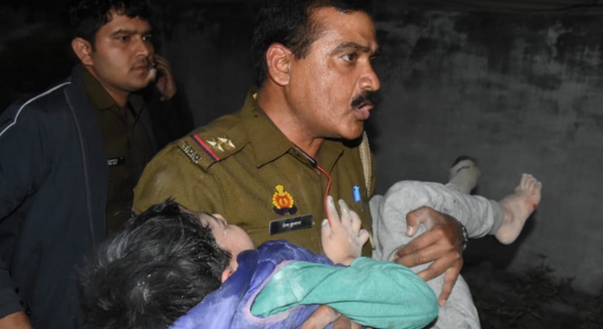 Lucknow News: Five-storey building collapsed in Hazratganj, more than 40-50 people buried, many died
