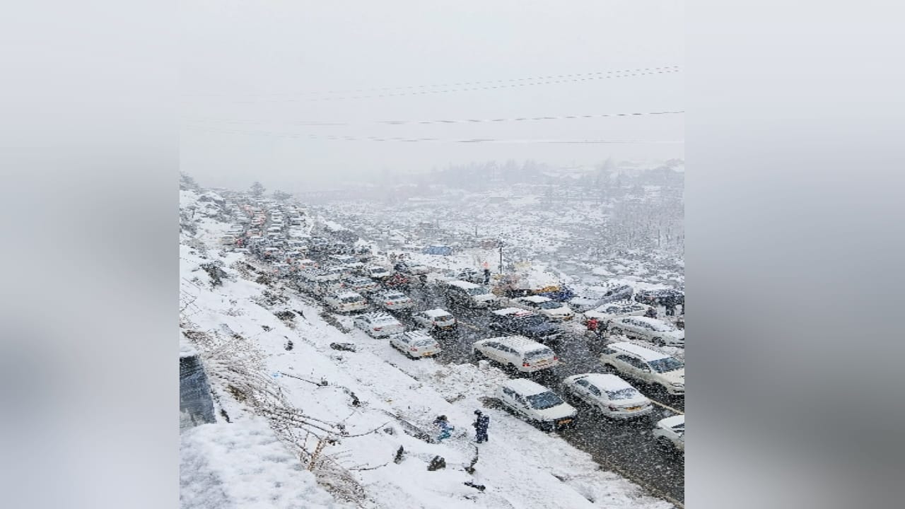 Both ends of the Atal Tunnel covered with snow, tourists flocked to Solanganala to witness the snowfall, see p