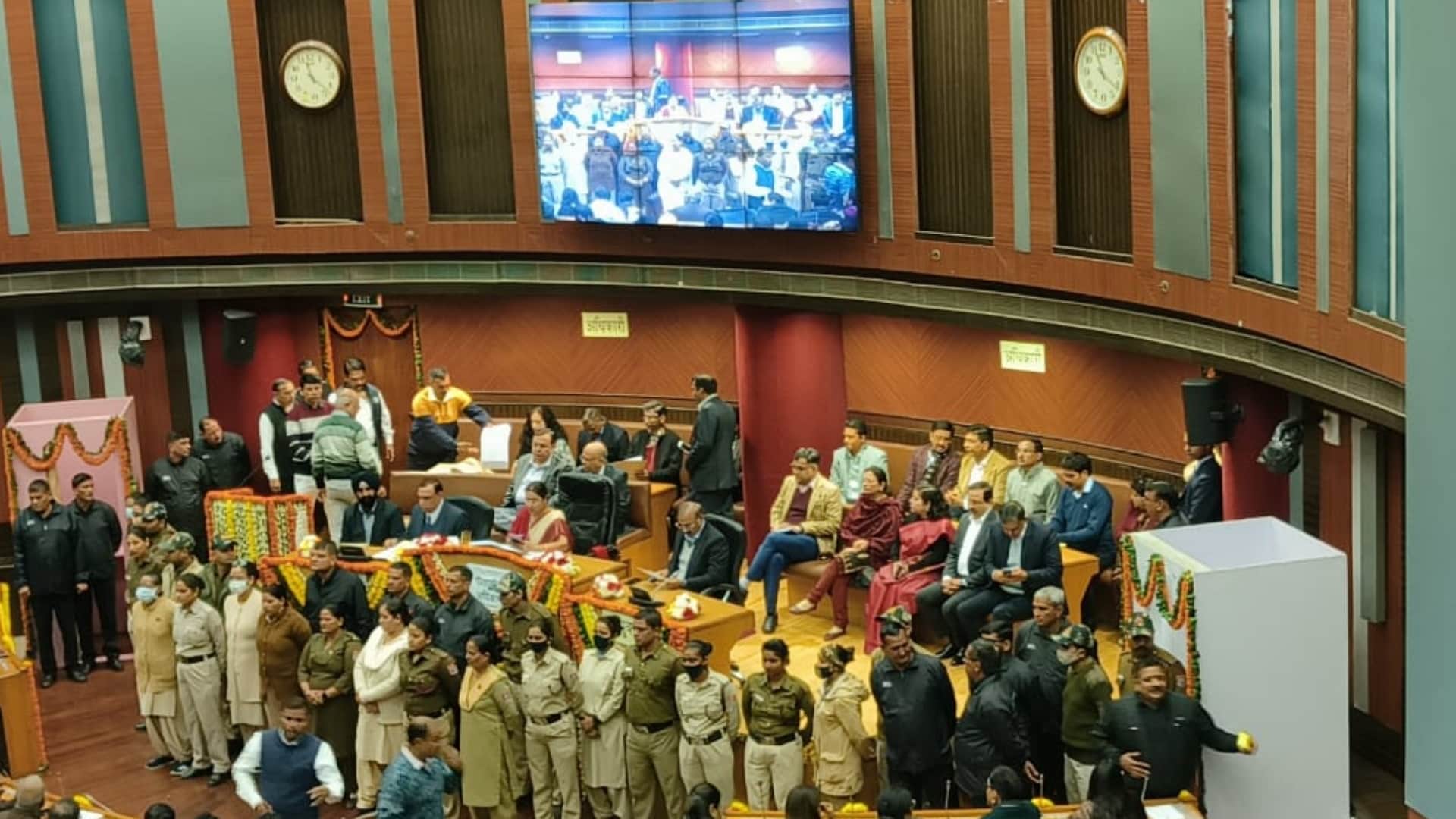 BJP and AAP councilors fight during MCD Standing Committee elections