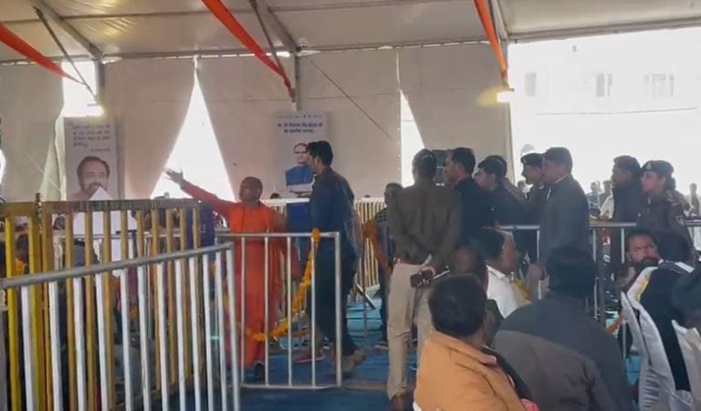 MP News Police picked up person sitting in Yogi costume in program of CM Shivraj and Union Minister Gadkari