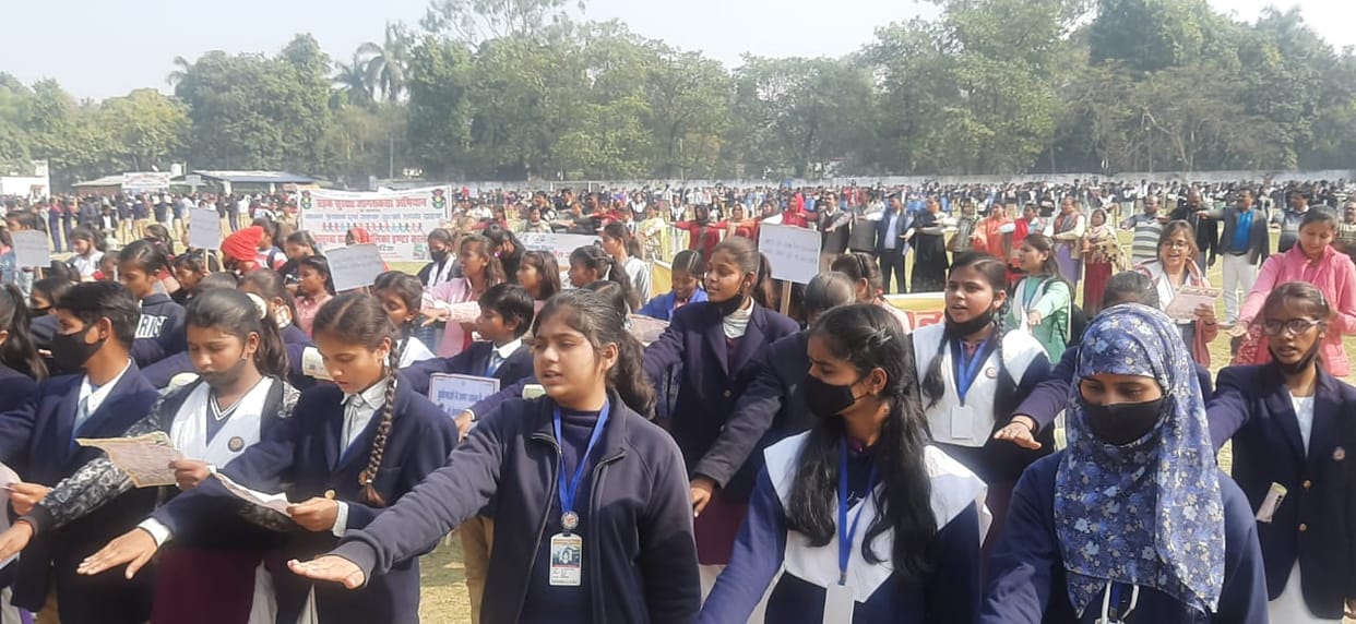 More than one lakh people made human chain