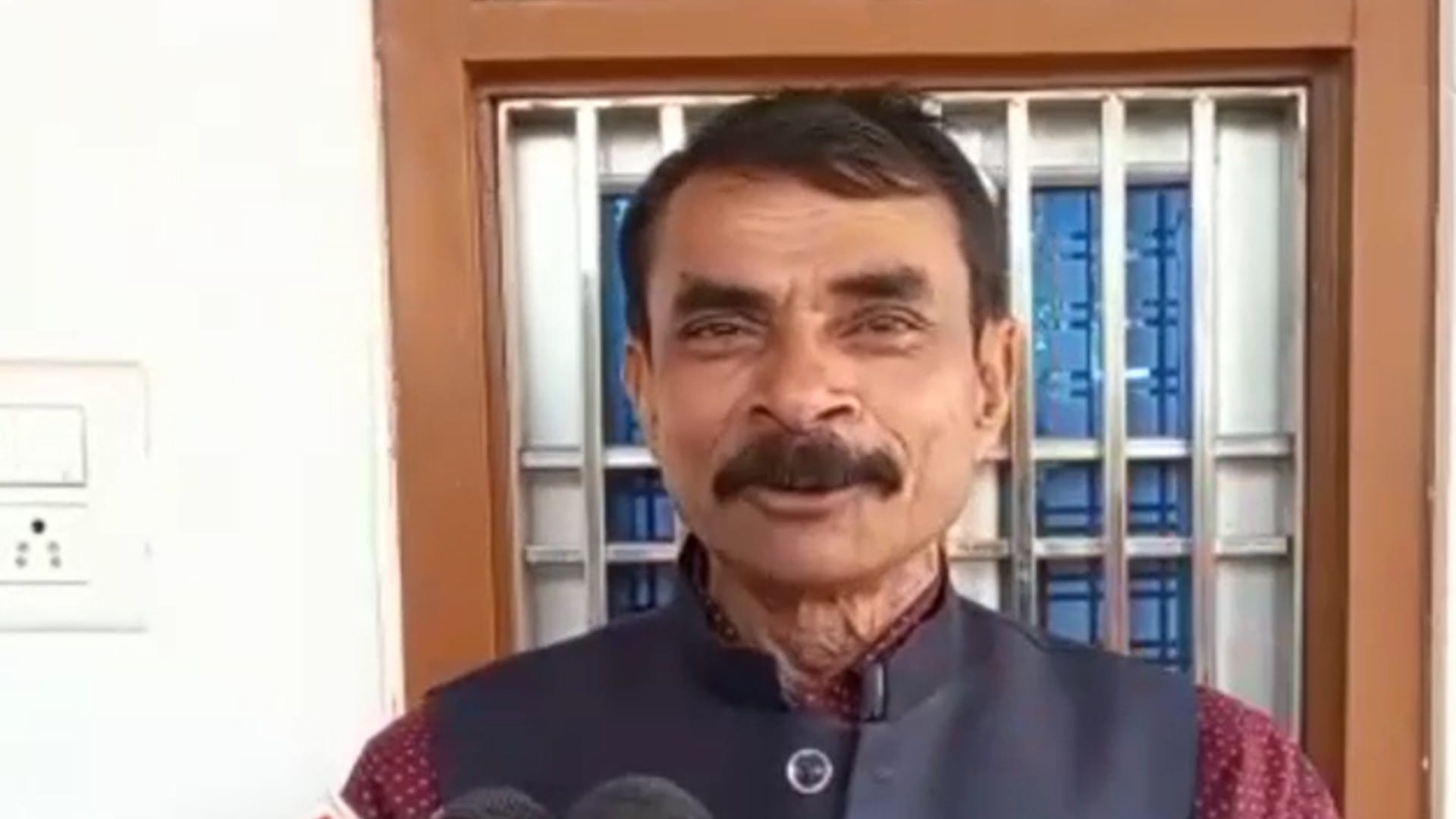 पुलिस अधीक्षक आशुतोष बागरी के पिता लालाजी बागरी सरकारी शिक्षक हैं।