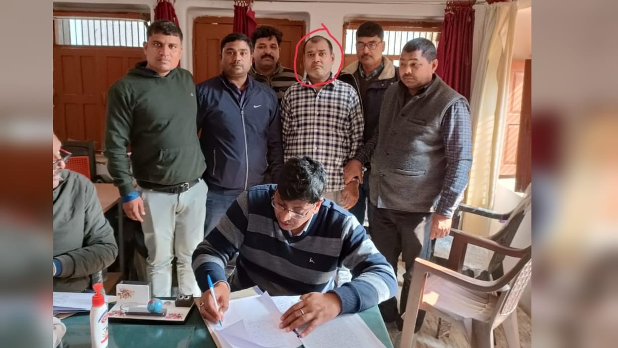 Revenue clerk of Rudrapur tehsil arrested red handed taking bribe