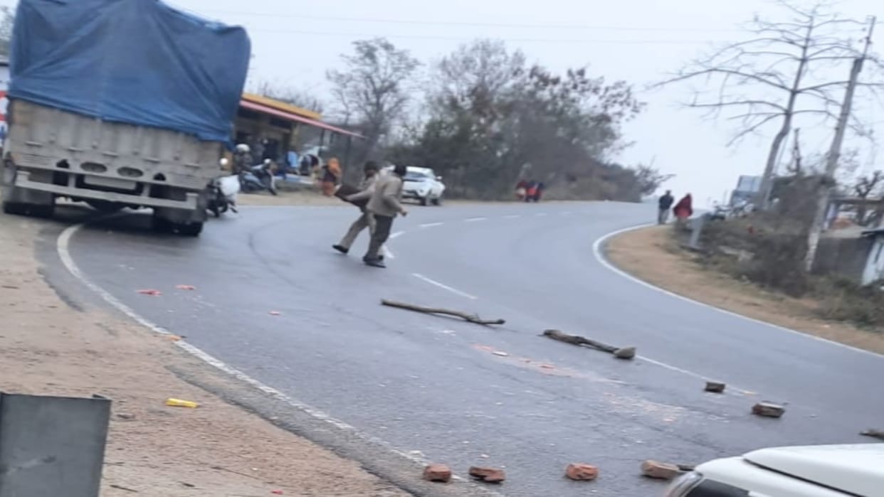 Mother and son fell on the road from a moving bike, died after coming under the truck