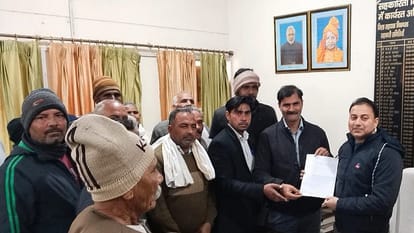 सहायक निबंधक सहकारिता कृष्ण कुमार को ज्ञापन देते किसान नेता