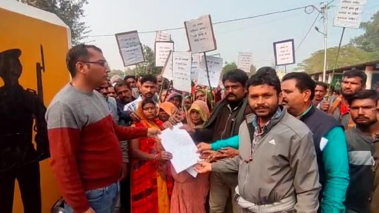 Farmers suffering from tower line besieged the collectorate demanding compensation in Satna Madhya Pradesh